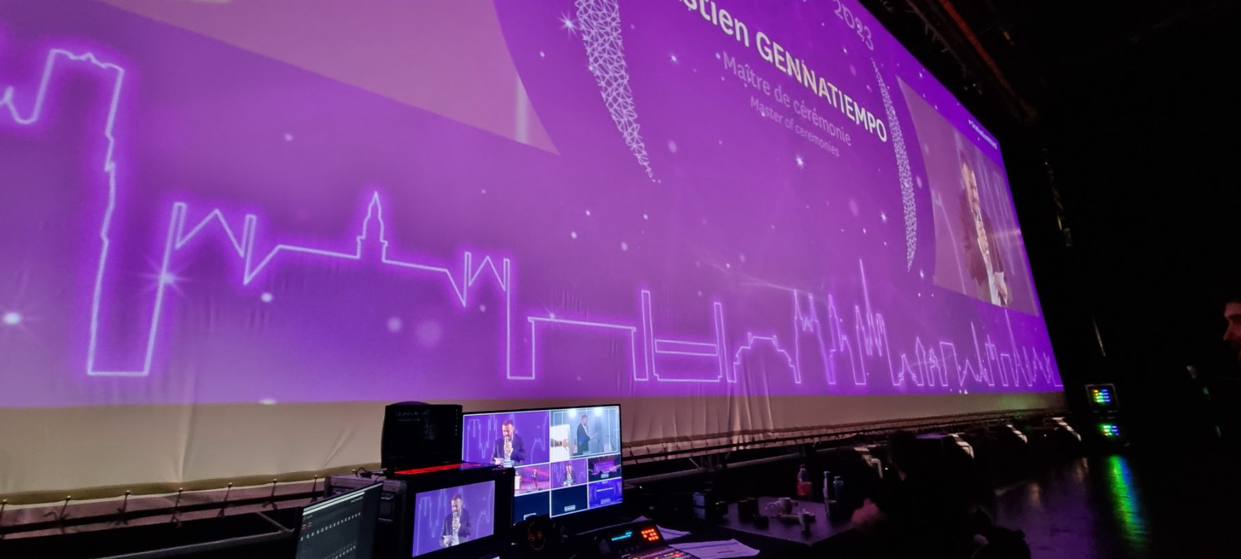 Écran géant en salle : la régie vidéo installée au pied de l’écran